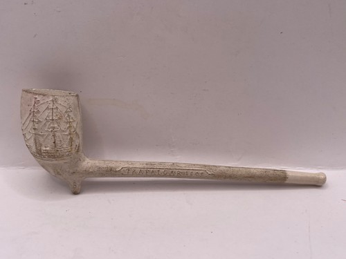 Clay pipe antique depicting