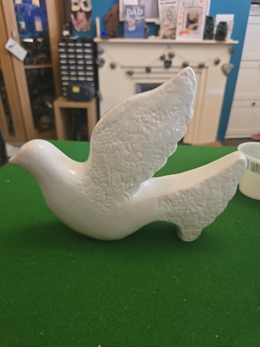 Large cream coloured - large, porcelain