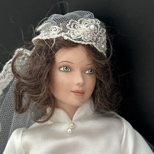 Poseable bride doll sandra - by,