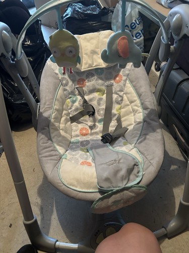 Baby rocker plays music - -,
