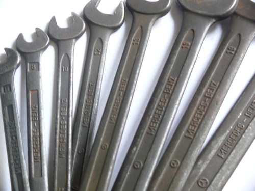 Metric spanner from - metric,