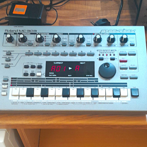 Roland 303 groovebox - roland, mc-303