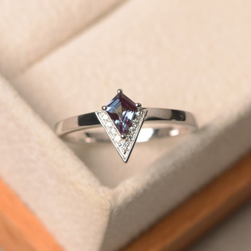 Shaped ring alexandrite - v,