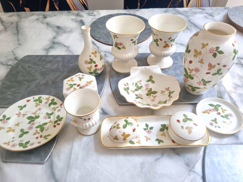 Wedgwood wild strawberry bone - wild,