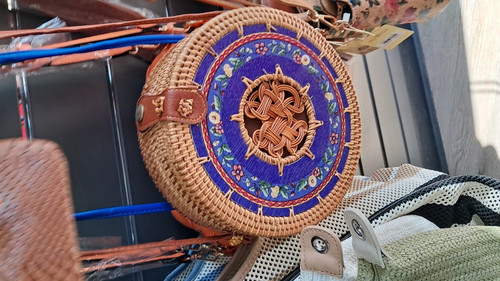 Women round woven - round,