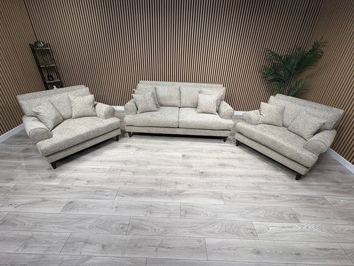 Laura ashley lynden - lynden, style