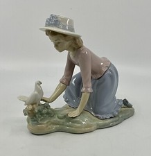 LLADRO/NAO GIRL WITH A DOVE