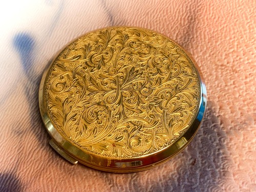 Patterned gold tone