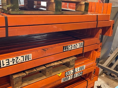 Heavy duty pallet racking