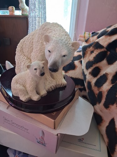 Polar bear and cub - cub, juliana