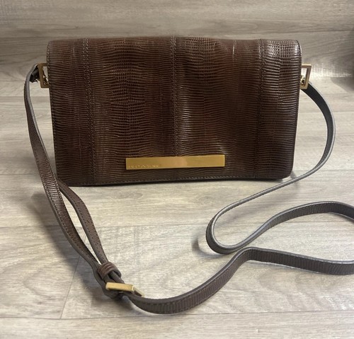Pied terre brown textured - pied, a