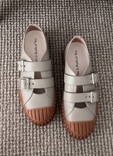 radical yes 39 shoes in colour taupe.