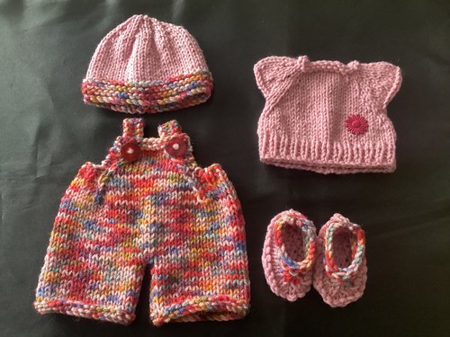 Hand knitted dolls clothes - , to
