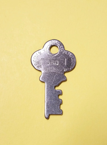 Vtg key d60 - mfg, company