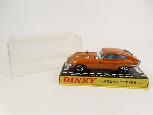 Dinky 131 jaguar - type, 2+2