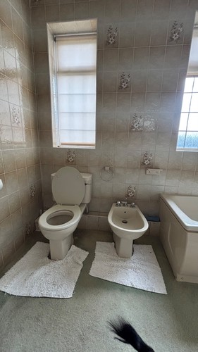Vintage cream bathroom suite