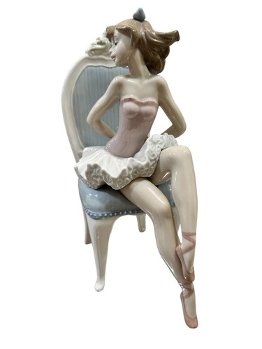 Lladro figurine rare dressing - figurine, "dressing