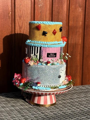 Alice wonderland fake cake - alice, in