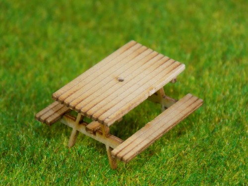 Picnic tables 00 gauge - tables, -00