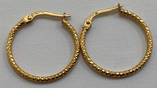 Beautiful medium 9ct gold - medium,