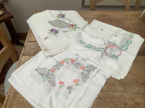 Vintage hand embroidered - hand,