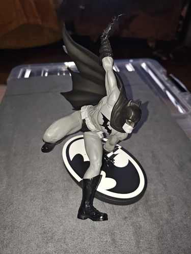 Collectibles batman statue - batman,