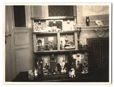 2 photographs Talbot, Berlin, dollhouse/dollhouse with many dolls & accessories 