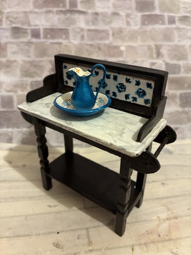 Dolls house scale - house, 1/12