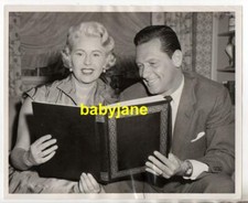 WILLIAM HOLDEN SHEILAH GRAHAM ORIG 8X10 PHOTO 1955 CANDID LOOKING A PHOTO ALBUM