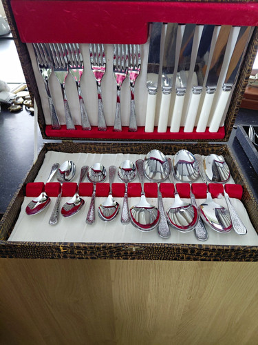 Boxed vintage cutlery set - boxed,