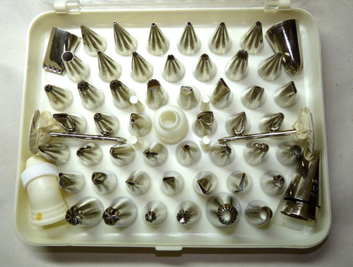 Wilton cake decorating set - wilton,