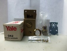 VINTAGE New Yale 042 Deadlatch Night Latch W/2 Keys NIB