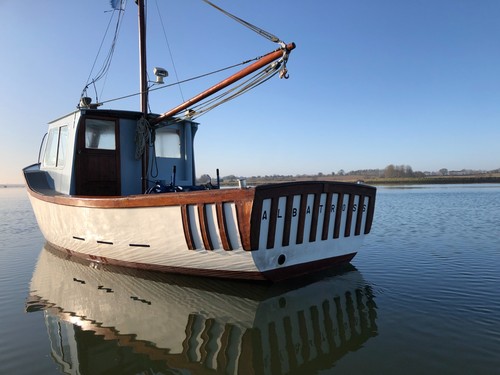 Classic day boat cruiser - day,