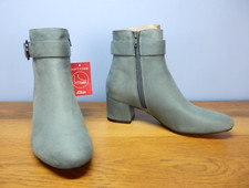 S. OLIVER - New - size 6 icy