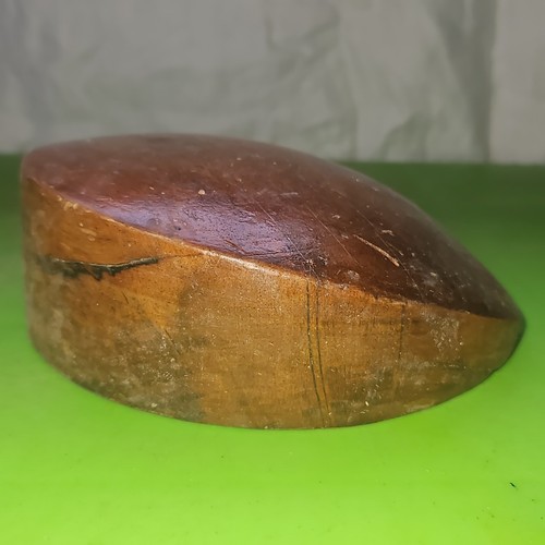 Wooden hat block - ,