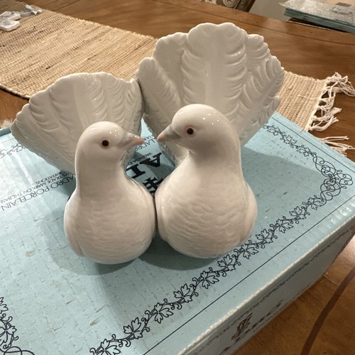 Lladro kissing couple - kissing,
