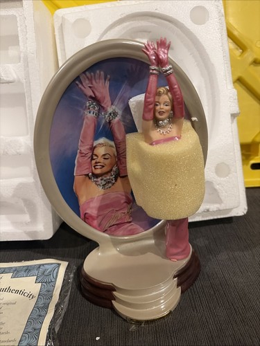 Marilyn monroe figurine plate - figurine,