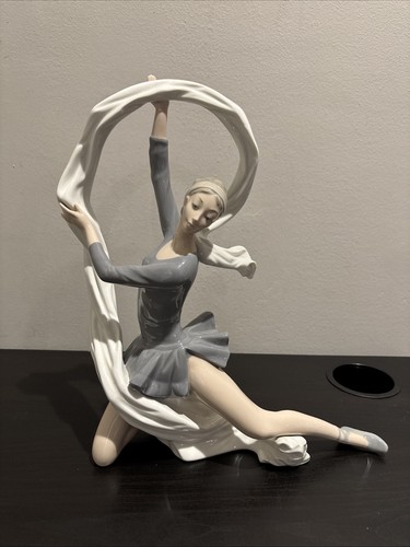 Nao lladro figurine dancer - figurine,