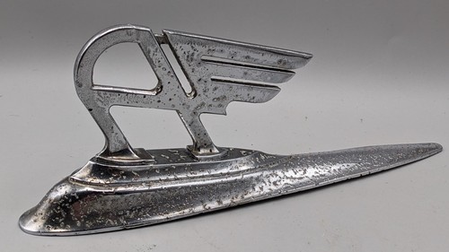 Vintage 1950s bonnet emblem - bonnet,