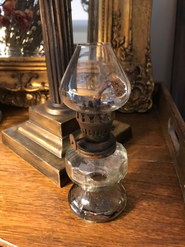 Small oil lamp with - a, glass