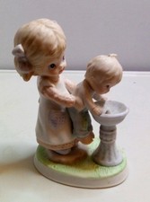 Vtg HOMCO Figurine #1406 Girl holding Small Boy up to Water Fountain ~ Good