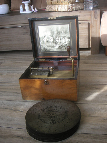 Excellent polyphonic music box - excellent,