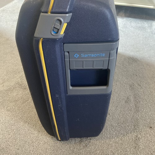 Samsonite large hard shell - hard,