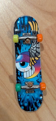 Fingerboard flying eye graphic - flying,