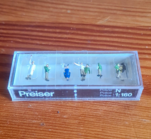 Preiser police painted figures - police,