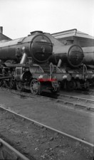 PHOTO  GRESLEY 'A3' PACIFIC 60046 'DIAMOND JUBILEE' AND 'O2' 2-8-0 63978 DONCAST