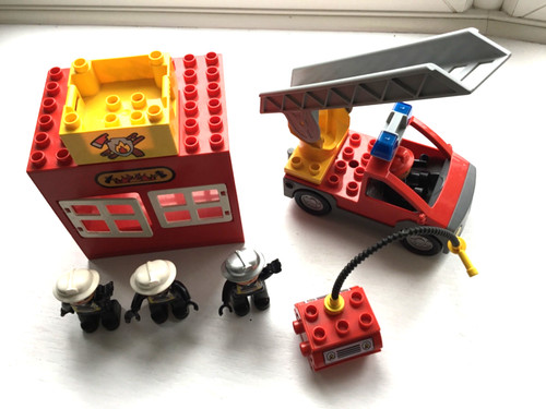 Duplo fire station - , fireman