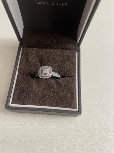 Tiered 9ct white gold cushion - 9ct,