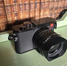 Leica Q2 Camera - Black -
