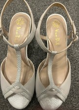 NEW Van Dal Ladies Light Beige